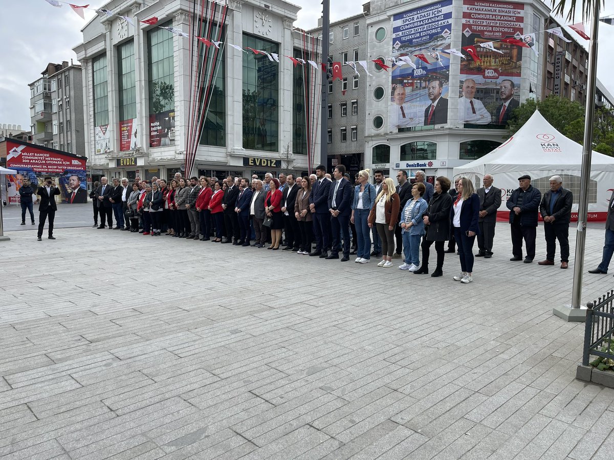 chpcatalcagenc's tweet photo. İlçe Başkanımız ve İlçe Örgütümüzle birlikte, Cumhuriyet Meydanında düzenlenen resmi törenin ardından Ulu Önderimiz #GaziMustafaKemalAtatürk 'ün huzuruna çelengimizi sunduk.
Egemenlik kayıtsız, şartsız milletindir!
#19Mayıs Atatürk'ü Anma Gençlik ve Spor Bayramımız kutlu olsun.🇹🇷 https://t.co/qut3nILCXW