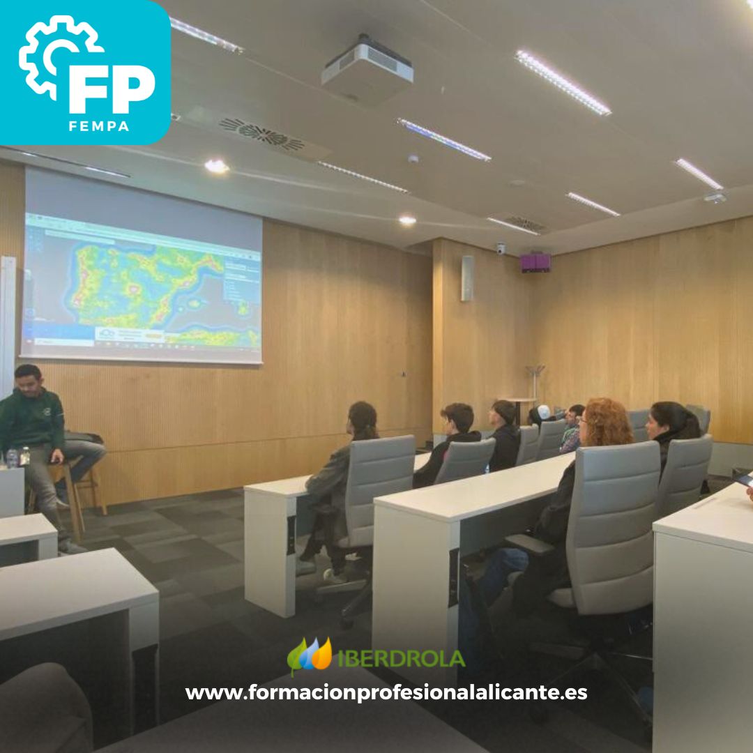 El equipo de <a href="/iberdrola/">Iberdrola</a>  habla a nuestros alumnos sobre la distribución de redes eléctricas en España y el almacenamiento de energía. ⚡️  para explicarles cómo funciona este sector clave y su relevancia en el futuro energético. #FPAlicante