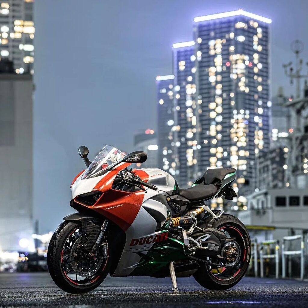 @yasu_pani Night view of Tokyo🌃
Ducati 
Panigale V2 🇮🇹

Owner @yasu_pani 

Photo @dik_rr 

#ducati #panigale #panigalev2 #panigalev4 
#panigalers #panigaler #ducatista #superbikesgram #panistagram #superbike #streetbike #ducatistagram #ducatigram #mo… instagr.am/p/CsazjYcN70j/