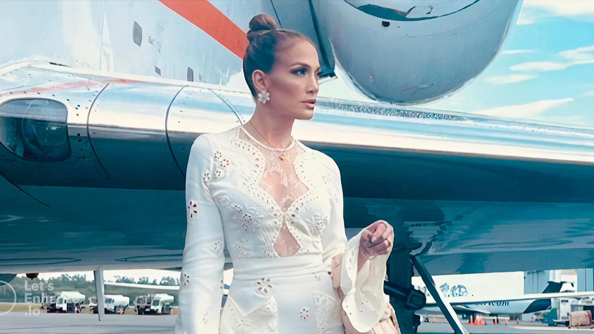 KullJet's tweet photo. Jennifer Lopez's private jet features a fully equipped beauty salon onboard, ensuring she always looks flawless even while traveling. It's the epitome of luxury and convenience for a global superstar. #JetSetGlamour #BeautyOnTheFly โ๏ธ๐
https://t.co/SIg1MuW77m