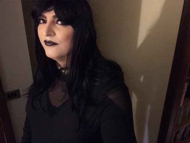 I would like to find friends who can help me, with suggestions and mentors, to transform me into a perfect Goth Bimbo doll, can any of you help me? 😢