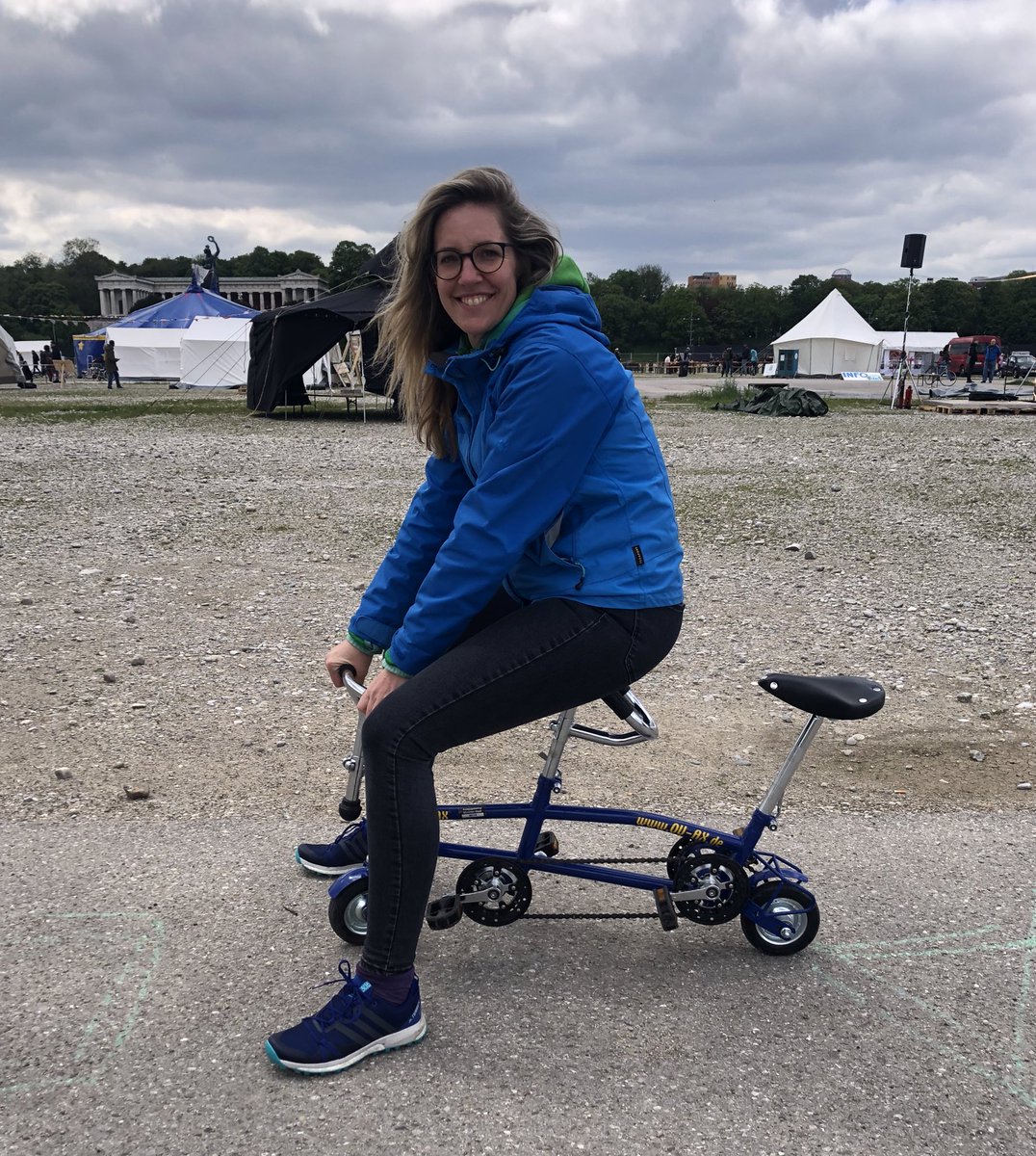 Mandarina_2020's tweet photo. Gestern das @KlimacampM auf der Theresienwiese besucht &amp; mit den Kids mit Mini-Rädern um die Wette gefahren. Da brennen die Oberschenkel! 🔥 Am WE teste ich dann den Parcours bei den #EbikeDays im @OLYMPIAPARK und sage natürlich “Hallo” am @ADFC_Muenchen Stand! 👀 #fahrradalltag https://t.co/WyMIaJUJzL