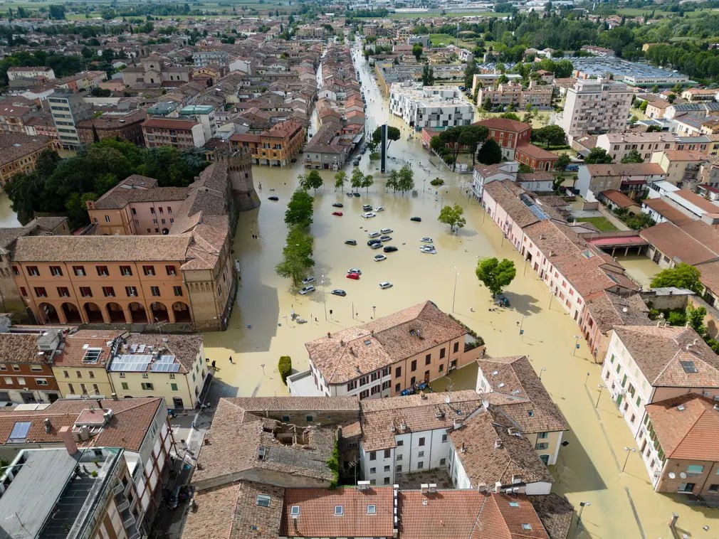L'Italie frappée par la pire inondation en 100 ans, il y a des victimes - The Guardian.

23 rivières ont débordé et 280 changements se sont produits dans 41 villes. La catastrophe naturelle a coûté la vie à 13 personnes et au moins 20 000 autres personnes se sont retrouvées sans…