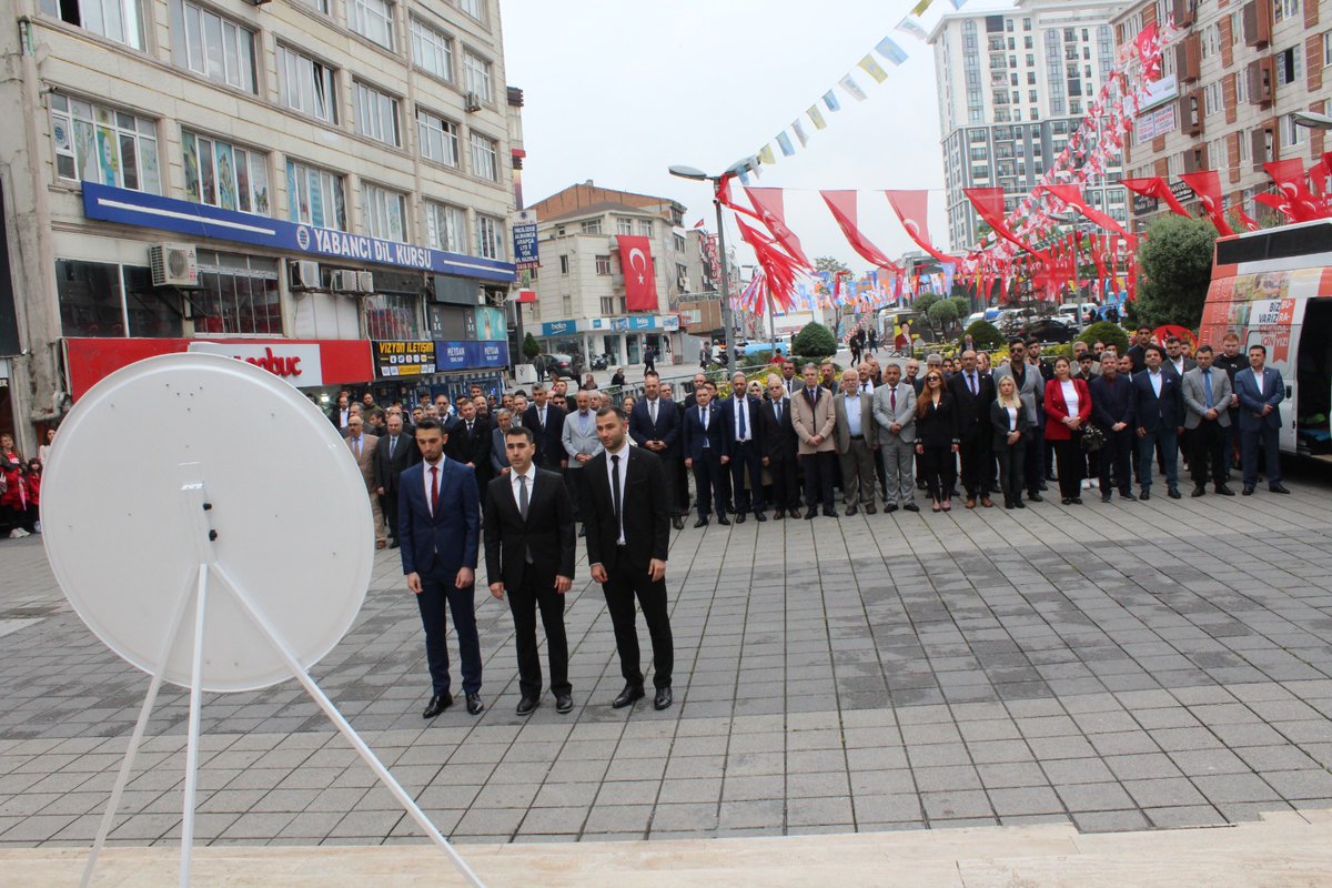 19 Mayıs Atatürk'ü Anma Gençlik ve Spor Bayramı'nın 104. Yıl Dönümü Çelenk Sunma Töreni Esenler Dörtyol Meydanı'nda gerçekleştirildi.

#19MayısGençlikveSporBayramıKutluOlsun 

<a href="/tcmeb/">Millî Eğitim Bakanlığı</a> <a href="/prof_mahmutozer/">Mahmut Özer</a>
<a href="/istanbulilmem/">İstanbul İl Millî Eğitim Müdürlüğü</a> <a href="/memleventyazici/">Levent Yazıcı</a>
<a href="/mnaras/">M.Nurettin ARAS🇹🇷</a>