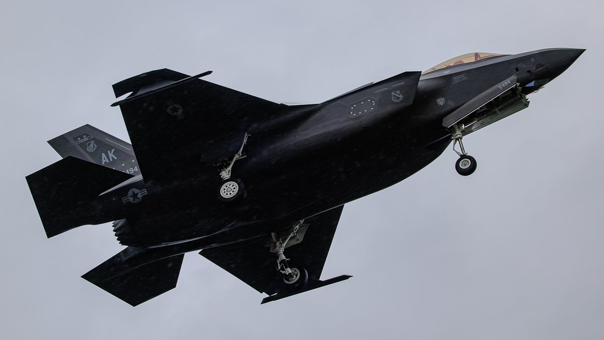 eos40is's tweet photo. 横田基地 14:39 RWY18↘︎
F-35A 19-5494 AK
米空軍のライトニング⚡️出し惜しみなし!もう1機追加
#YokotaFF23 #FALCON01 https://t.co/tFzDa9z6x5