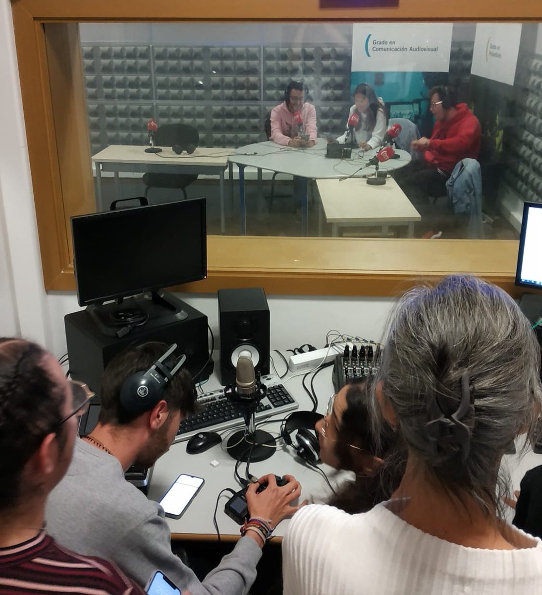 FcomUCLM's tweet image. 🎧👨‍💻👩‍💻🎤 Ayer fue el último día de prácticas de laboratorio para l@s alumn@s de Tecnologías del Sonido. Han trabajado y aprendido mucho en esta asignatura. Felicidades a tod@s por su esfuerzo y dedicación.
¡Ahora a por los exámenes! 💪💪

#TecnologíasDelSonido #FComUCLM