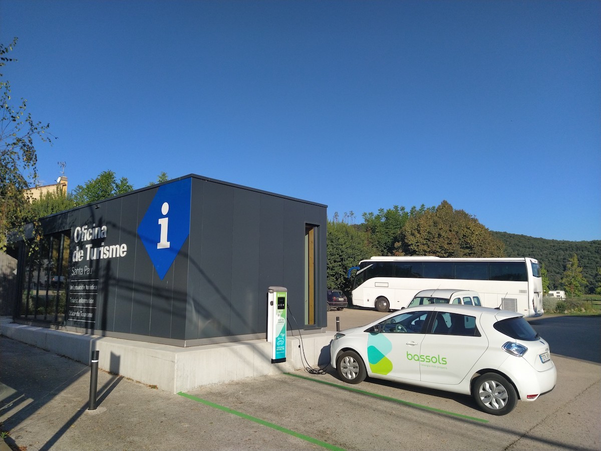 visitsantapau's tweet photo. Arribar a Santa Pau de manera sostenible és possible. T'expliquem com 👇
🔹 Utilitza el transport públic 🚌 entre setmana (línia regular) i caps de setmana (#Rumbus)
🔹 Vine en bicicleta 🚲 3 del @pngarrotxa
🔹 Si vens en vehicle elèctric 🚗 el podràs carregar a l'OT https://t.co/rwXXaxEp8o