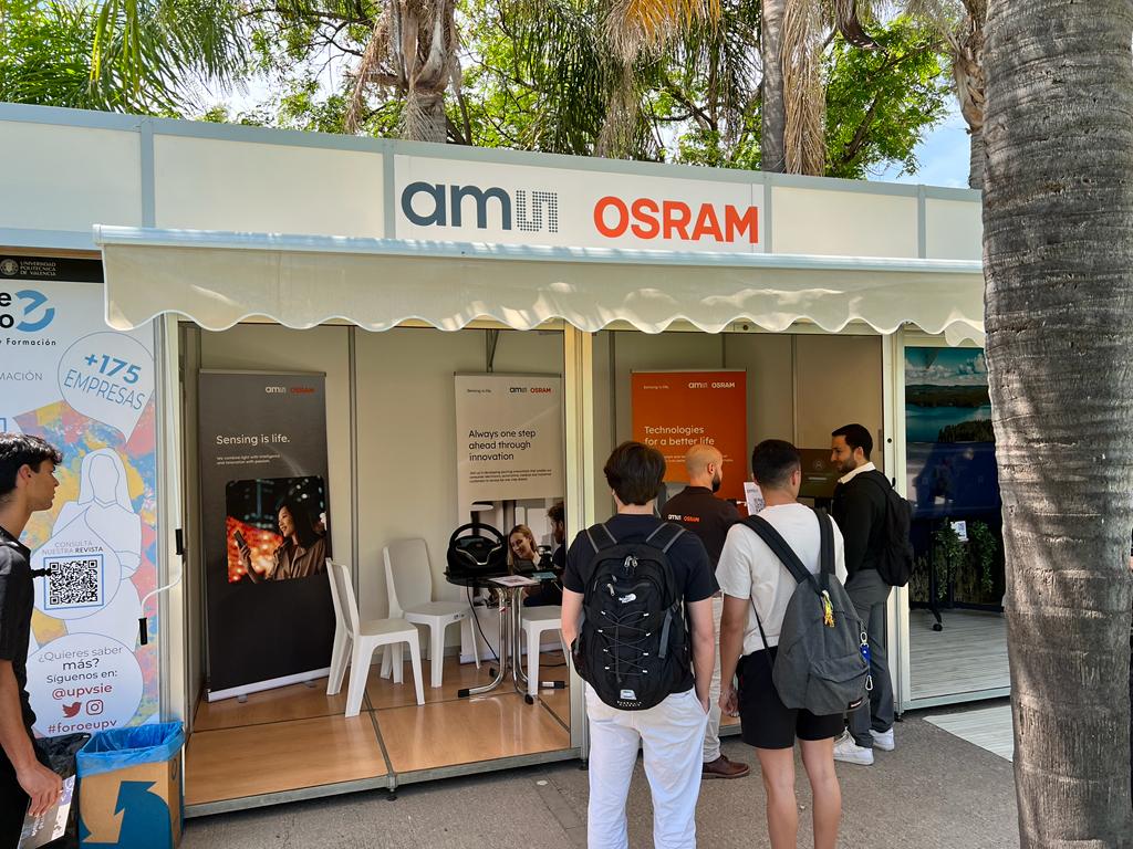 TelecoUPV's tweet photo. ¡Continuamos con más imágenes del #foroempleo #foroe del @upvsie con las empresas @nunsys @OsramUK @PE_EasyToDrive @s2grupo siempre dispuestas a echar una mano a nuestros estudiantes!
¡Muchas gracias! 😃🔝 https://t.co/0pZgC9Im1O