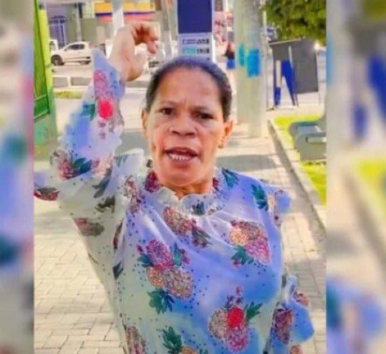 Mulher humilhada por bolsonarista terá apoio dos advogados de Felipe Neto. 'Irmã Mônica' viralizou ao celebrar a queda do preço da gasolina e do gás de cozinha e foi ofendida por Antônia Fontenelle, comentarista da Jovem Pan