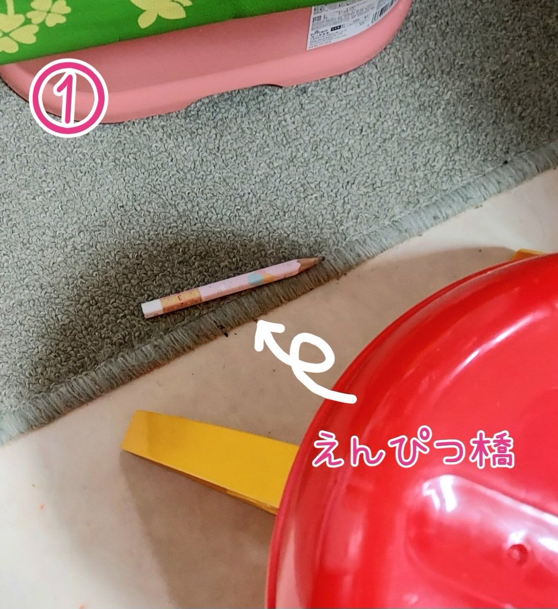nikopun2018's tweet photo. 娘(4才)の「自由になりました団」の再現😂
①いたこ「えんぴつばしが落ちて、どんぐりのこどもたちが学校へ行けなくなっちゃって…」
②しん「これでどう？」
③どんぐりたち「これならわたれる！ありがとうございまーす！」
④いたこ「あなた、やるじゃない」
(作品・演出・セリフ:全て娘)
#おかいつ https://t.co/c4IJMqYpd3