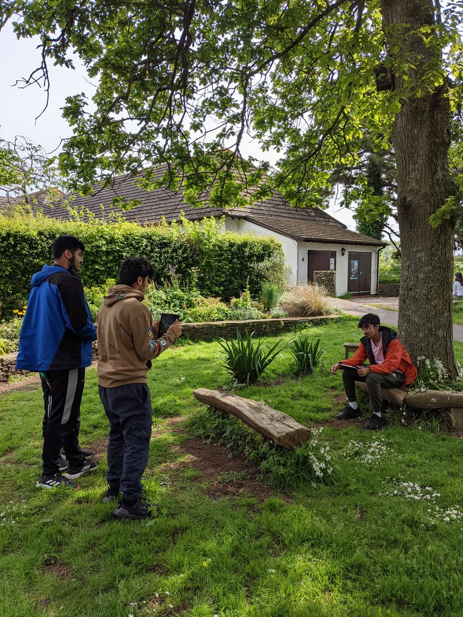 LangleyGSGeog's tweet photo. Technology in the wild! Year 10 students are using their iPads to record their fieldwork evaluations. https://t.co/g35JSuvyUy