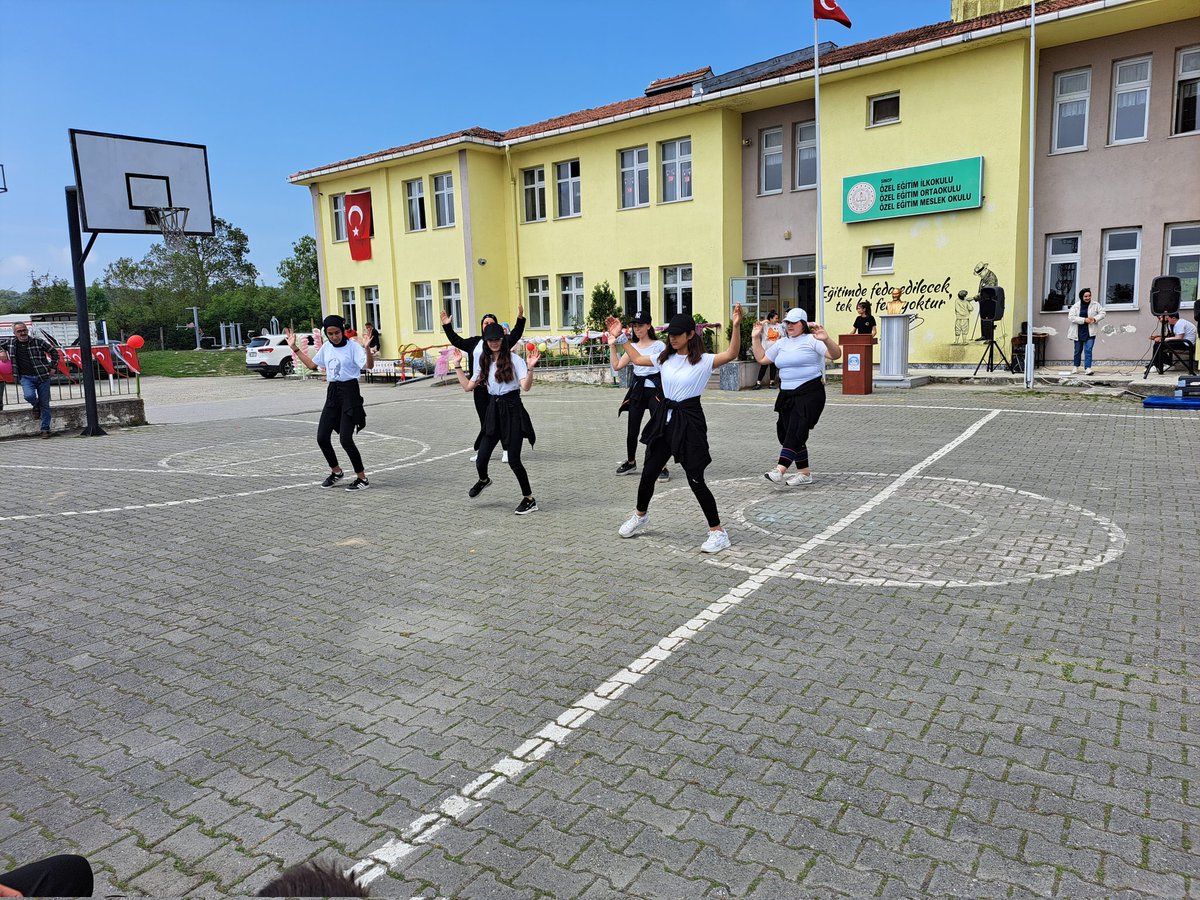 sinopzeleitimo1's tweet photo. #19MayisAtatürküAnmaGenclikVeSporBayrami'nı okulumuzda düzenlenen törenle coşku içinde kutladık. @sinopilmem @YLDZercan1957 https://t.co/9TQe3hq6e9