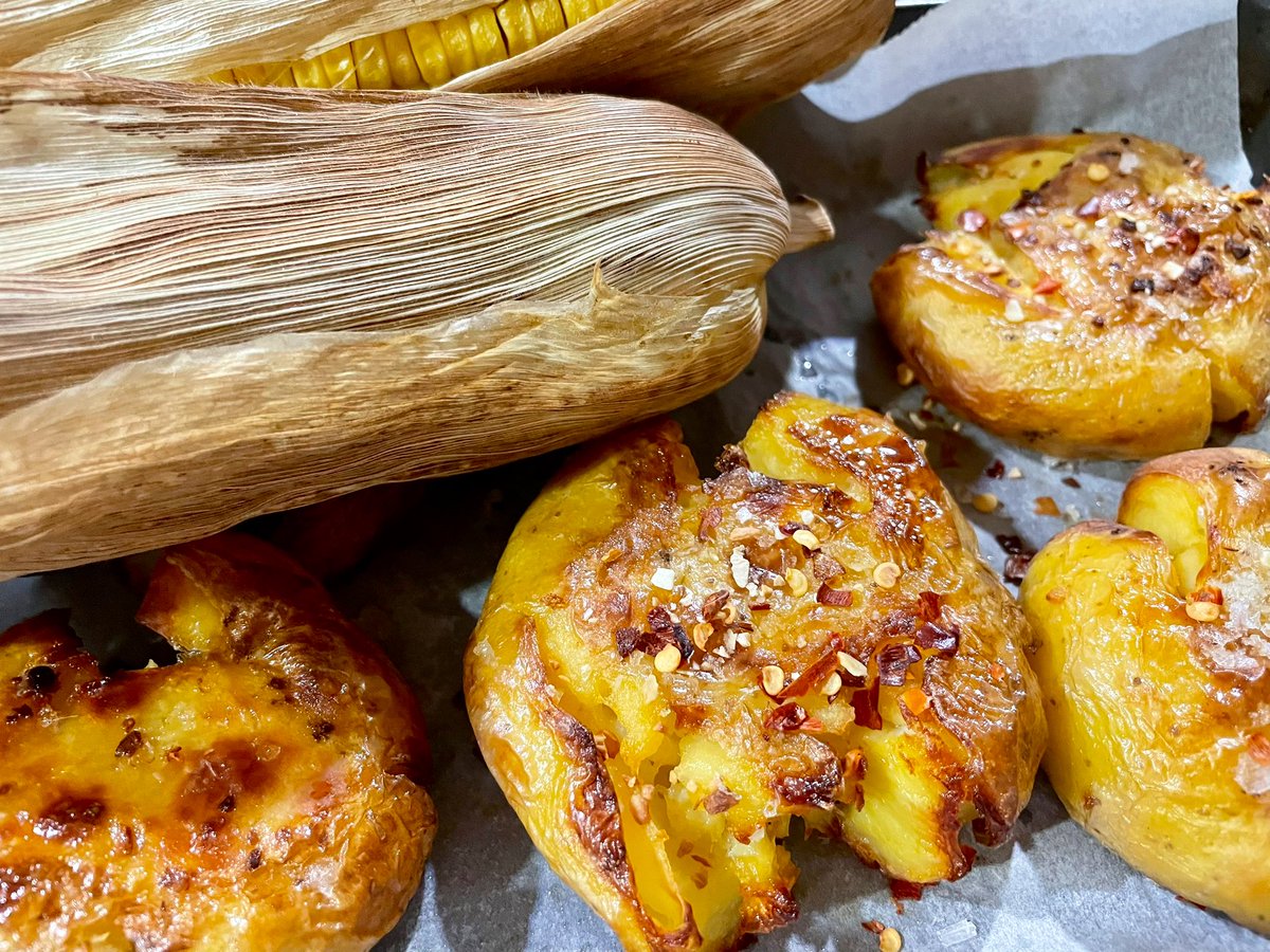 NatalieMoran20's tweet image. Friday Night #easyeats Footy food with a Turkish twist, cheats Lahmacun using bought tortillas, smashed chilli potatoes with lemon yoghurt, slightly overcooked corn corn on the cob and salad on the side. Enjoy your evening Tweeps 💛