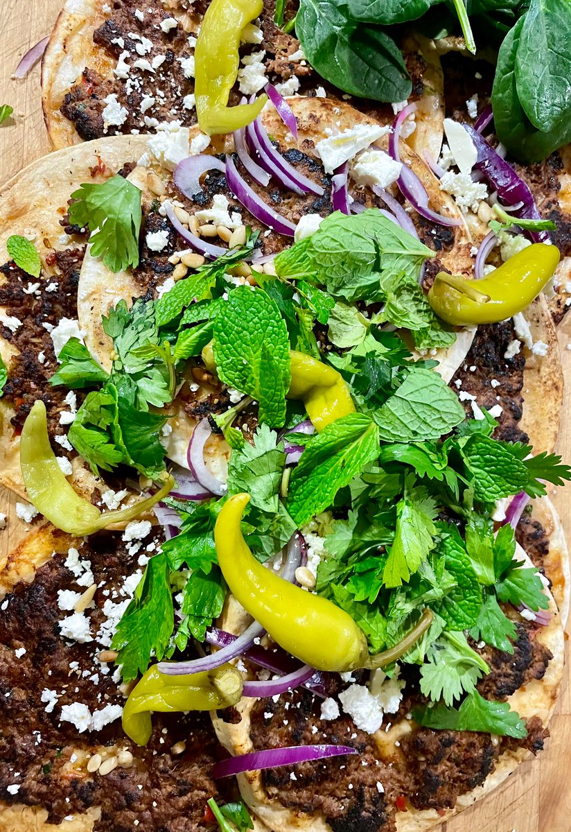 NatalieMoran20's tweet image. Friday Night #easyeats Footy food with a Turkish twist, cheats Lahmacun using bought tortillas, smashed chilli potatoes with lemon yoghurt, slightly overcooked corn corn on the cob and salad on the side. Enjoy your evening Tweeps 💛