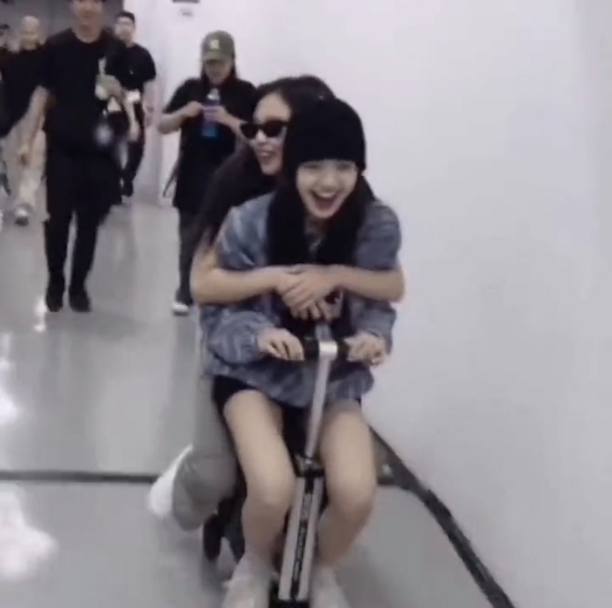 omfglalisa's tweet photo. [REST] #JENLISA https://t.co/WJMx7xO0lJ