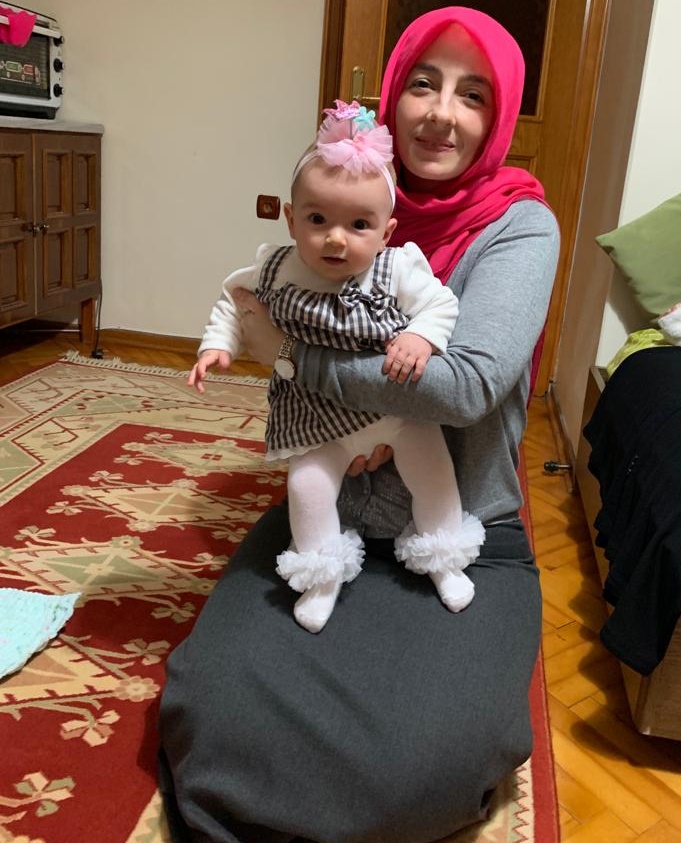 sevincozarslan's tweet photo. 3 aydır ev hapsinde olan ve kontrole gelmedikleri zaman arayıp polise kendisi haber veren Şadinaz Yaşa Yılmaz, 'kaçma şüphesi' gerekçesiyle tutuklanalı 3 gün oldu. Üstelik kucağında 10 aylık olan bebeğiyle...

Herkese Hayırlı Cumalar 

https://t.co/Xp8LOUDZqY https://t.co/yf4KHGs8dz