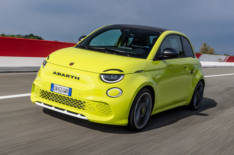MotorZeitung's tweet photo. Fahrbericht: Abarth 500e - Starker Stadt-Stromer https://t.co/KBH1NoU9jI https://t.co/7n6LBoMjVb