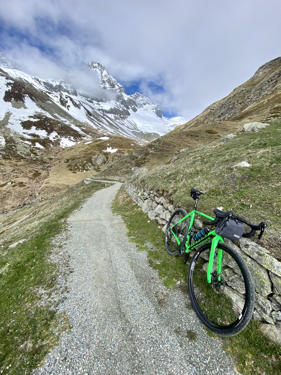chregirocha's tweet photo. I went on a fantastic gravel ride yesterday! My home region Engadin is a real gravel paradise! 😍
#gravelinspiration #gravel #gravelride #gravellove #adventure #explore #engadin #switzerland #ousideisfree #neverstopexploring #neverstopriding https://t.co/1oNVJQqdq2