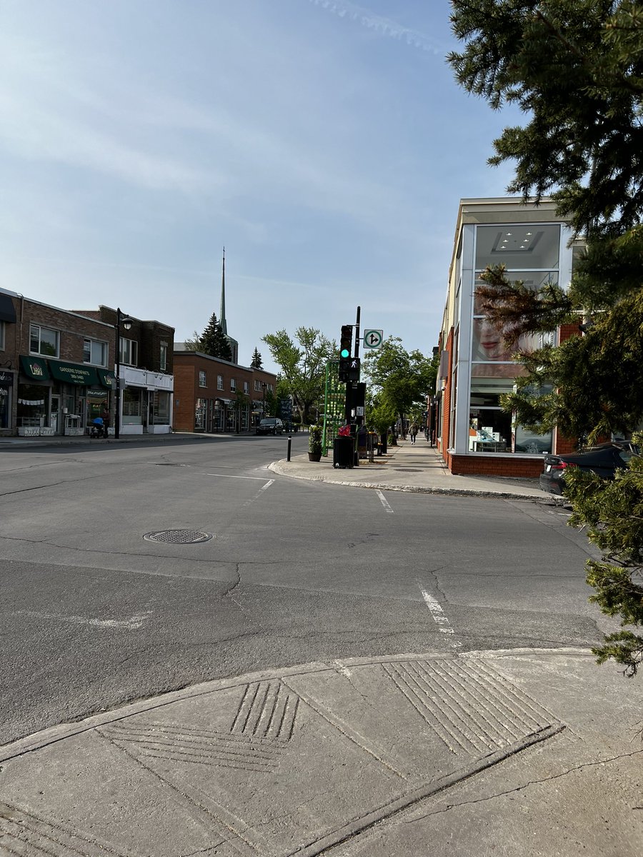 Promenade Fleury ce matin: le ciel voilé par la fumée des terribles incendies qui ravagent  l’Alberta #urgenceclimat