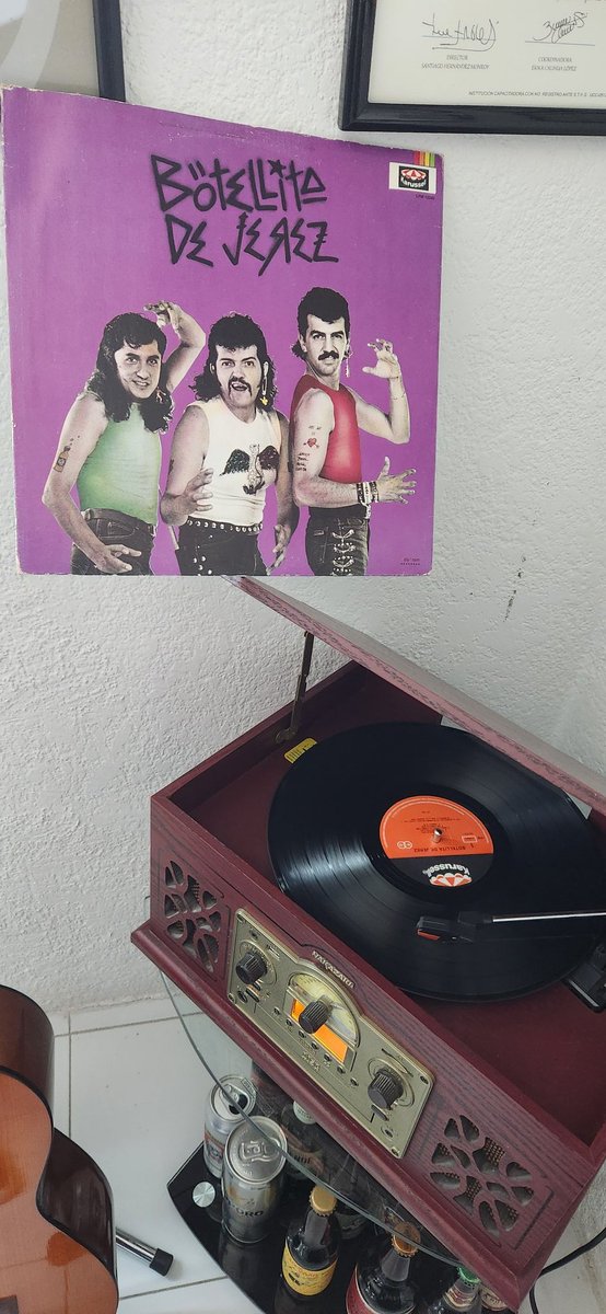 cuatzi's tweet photo. Viernes de chingarnos un Guacarock yeah!! #ElRockEstaEnCuatzi @botellitadjerez https://t.co/WdjS4DyZRC