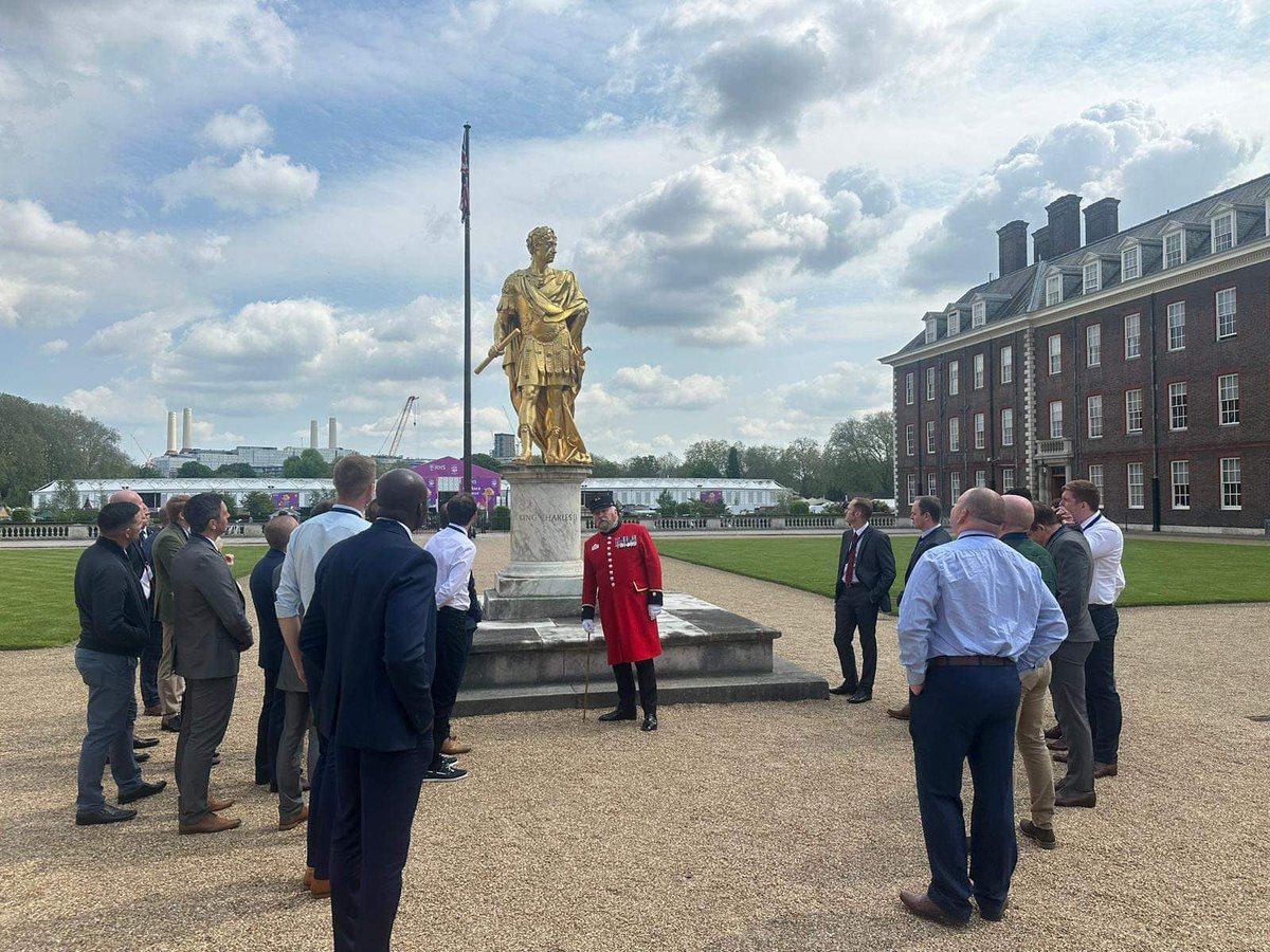 17_RLC's tweet photo. Members of the Regt visited the Royal Hospital Chelsea on the 18 May 23. Hosted by Maj (Retired) Charlie Farley who gave the current service personnel an insight in to this fantastic facility for veterans who have served in the Army.
#royalhospitalchelsea #104bde #armylogistics #wearetherlc