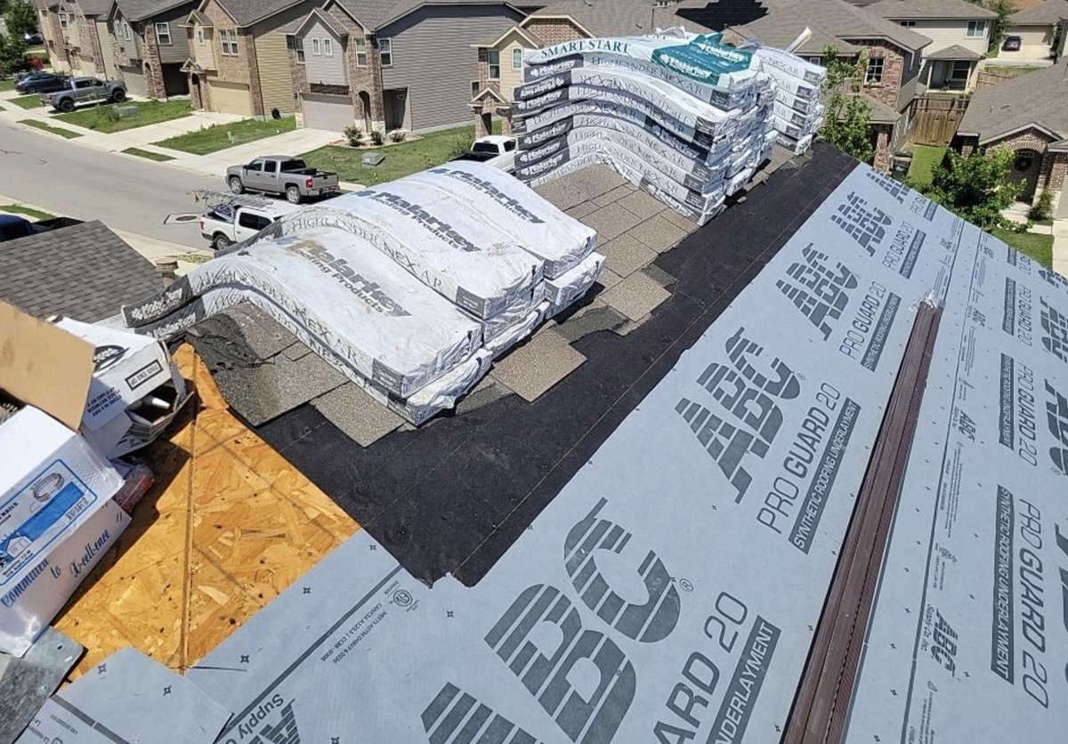 3RiversRoofing's tweet image. When it comes to roofing, nothing beats the durability and strength of Malarky shingles. Choose them for a roofing solution that&apos;s built to last. #BuiltToLast #StrengthAndDurability #MalarkyShingles