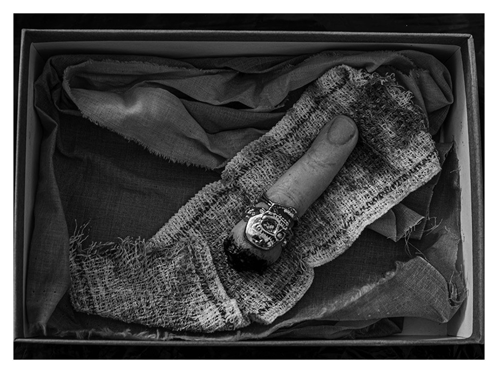 GPhotos23's tweet photo. The eighth set of photos from my current project, "The Dark Mind"

I've been exploring the horror side of photography. Wth this set, I wanted to explore a parcel vibe.

1/2

#canonphotography
#stilllifephotography
#monocromephotography #horror #horrorphotography #darkphotography https://t.co/BvroezuUYi