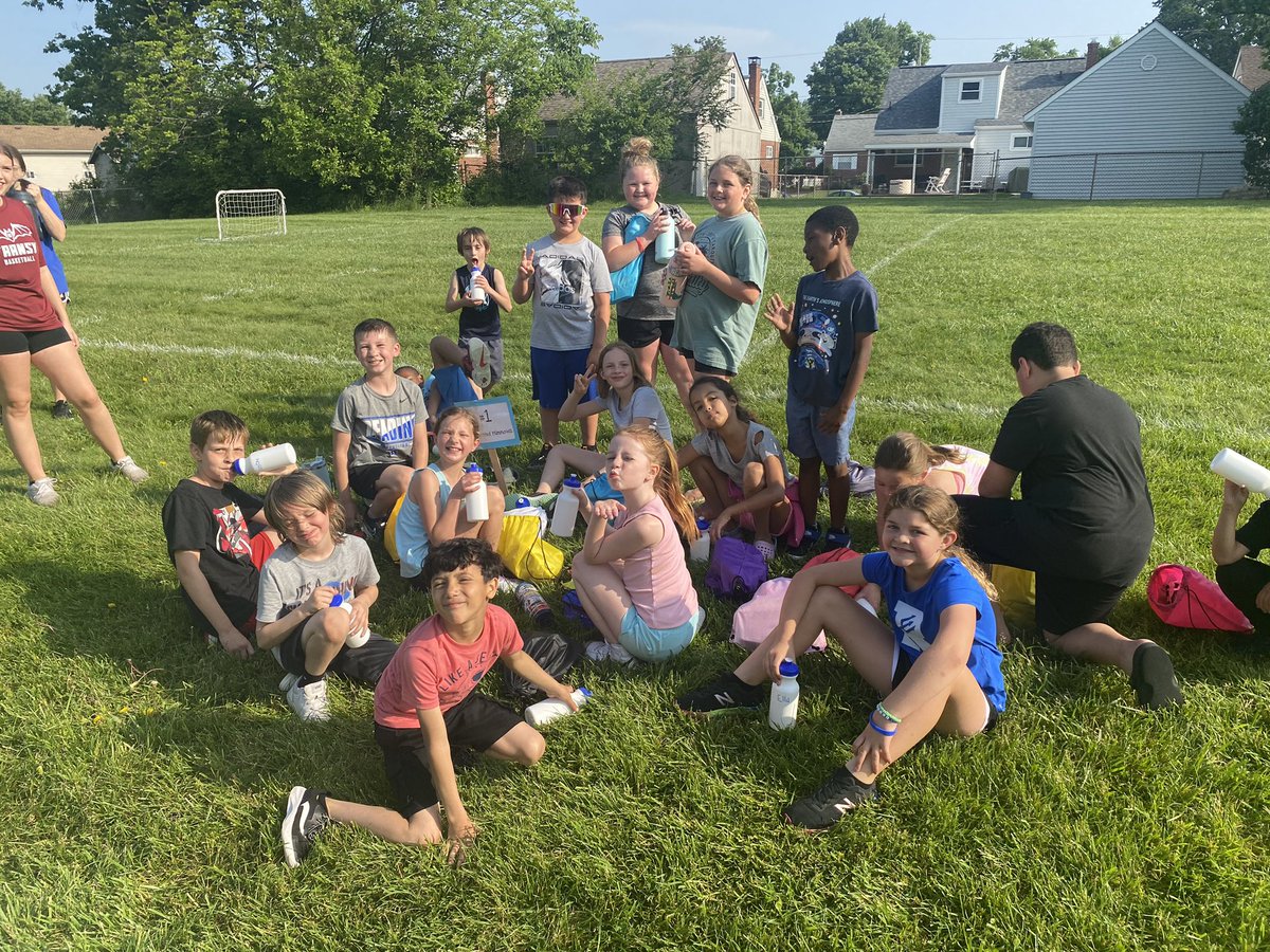 MrsEGrade3's tweet photo. The BEST #fieldday EVER!!! Full of smiles, sunshine and some fierce competition 💪🏼 👟 ☀️ #readingelem #thirdgrade https://t.co/6CcJBukzKP