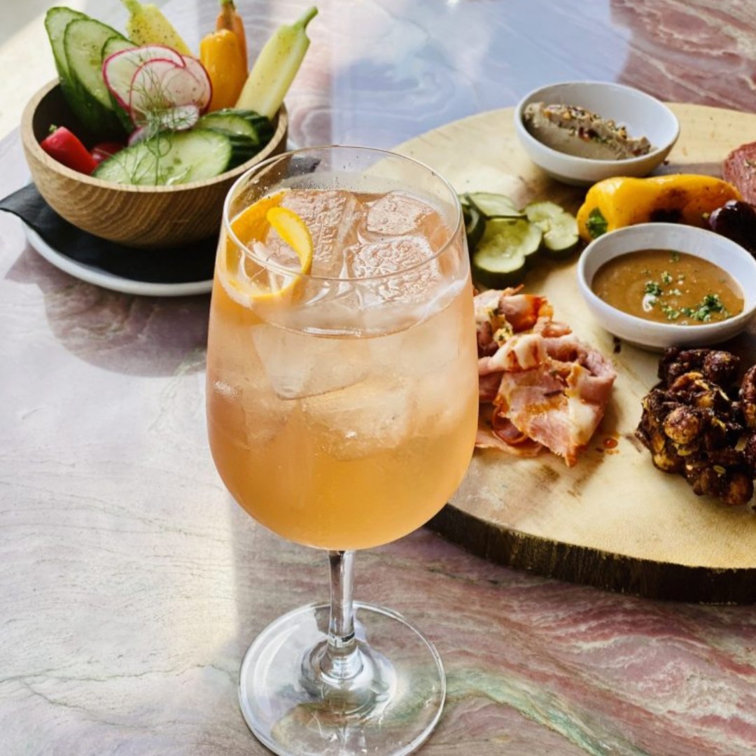 KeepAustinEatin's tweet photo. Looking for a great spot for this weekend?
P6 is a bar with a cool vibe on the rooftop of @thelinehotel. Whether itโs catching the bats for their sunset launch or just to chill and enjoy a cocktail and snack, this is one of the best spots in Austin to relax.
#keepaustineatin https://t.co/kyELRvvBRV