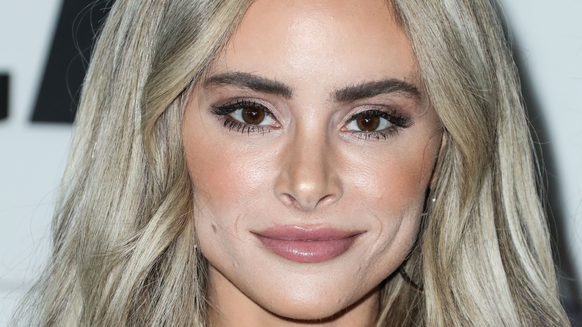 Monsters & Critics: Amanda Stanton stuns poolside in a strapless bikini to tease ‘something’ is coming #crime #news https://t.co/ZmJNsq3g83 https://t.co/JoyJ9pOpEx