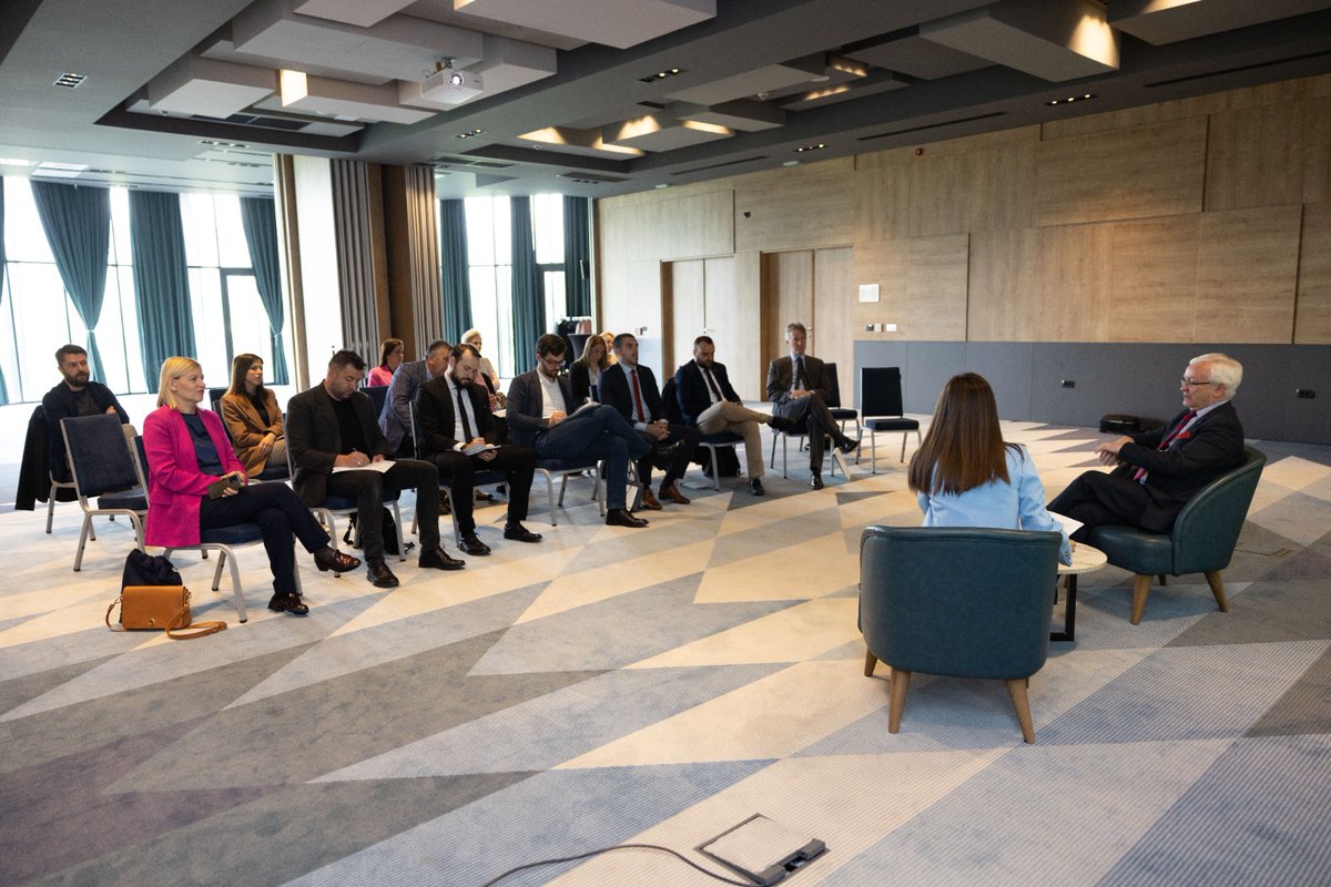 JulianReillyUK's tweet photo. 🇬🇧 trgovinski izaslanik i ja pridružili smo se @WBDemocracy i 🇧🇦 političarima u diskusiji o tome kako bh. političari mogu potaknuti konstruktivnije i odgovornije političko okruženje. Nakon sastanka sa premijerom @nihaduk, nadamo se da će Kanton Sarajevo biti 1 od lidera u tome. https://t.co/luV5oErRy0