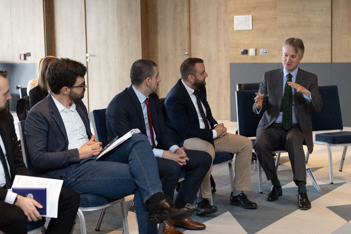 JulianReillyUK's tweet photo. 🇬🇧 trgovinski izaslanik i ja pridružili smo se @WBDemocracy i 🇧🇦 političarima u diskusiji o tome kako bh. političari mogu potaknuti konstruktivnije i odgovornije političko okruženje. Nakon sastanka sa premijerom @nihaduk, nadamo se da će Kanton Sarajevo biti 1 od lidera u tome. https://t.co/luV5oErRy0