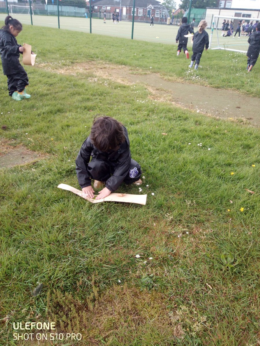 EdenhurstSchool's tweet image. Reception children have been having fun collecting materials to make their nature crowns. #EPSReception #EPSInspire #togetherwecan