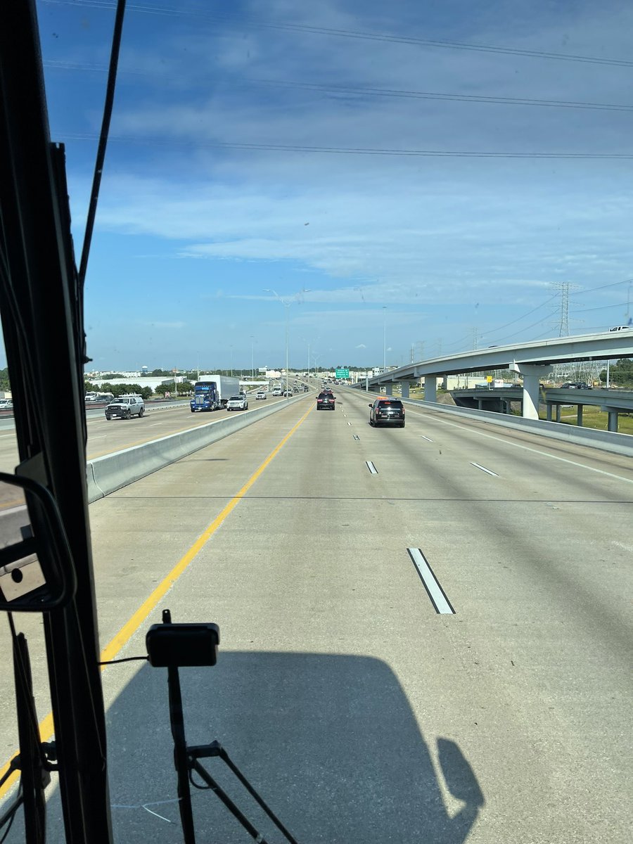 warriorsweekend's tweet photo. Escort doing an amazing job!  We are in the tollway at the Hammerly exit and not another car in sight https://t.co/3qT0OTp55d