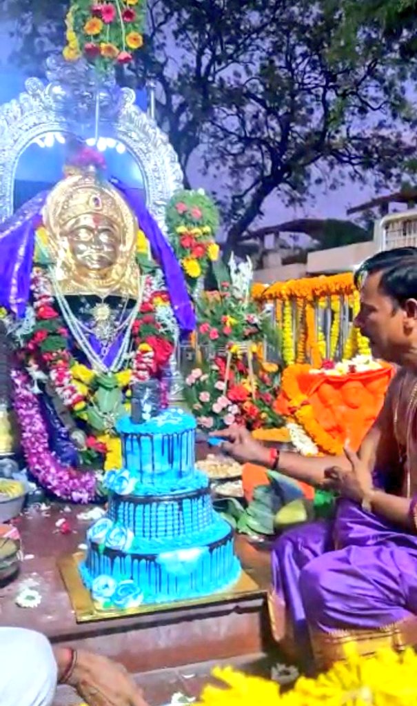 SG_HJS's tweet photo. श्री क्षेत्र शनिशिंगणापूर येथे श्रीशनीदेवाचा वाढदिवस धर्मशास्त्राला आणि हिंदु संस्कृतीला धरून नसलेल्या पाश्चात्य पद्धतीने केक कापून काही भाविकांकडून  साजरा केला जातो ही पाश्चात्य पद्धत  त्वरित बंद करावी याबाबतचे निवेदन देवस्थानच्या व्यवस्थापकाना  देण्यात आले. 
@HinduJagrutiOrg https://t.co/Ae9YUFT8ML