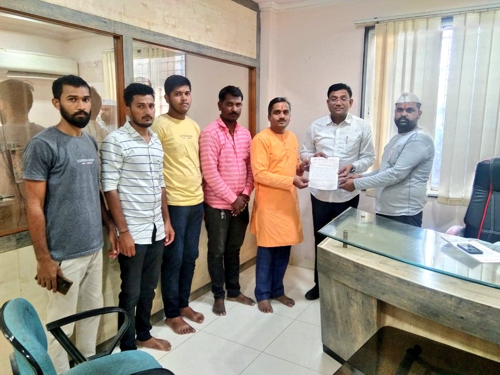 श्री क्षेत्र शनिशिंगणापूर येथे श्रीशनीदेवाचा वाढदिवस धर्मशास्त्राला आणि हिंदु संस्कृतीला धरून नसलेल्या पाश्चात्य पद्धतीने केक कापून काही भाविकांकडून  साजरा केला जातो ही पाश्चात्य पद्धत  त्वरित बंद करावी याबाबतचे निवेदन देवस्थानच्या व्यवस्थापकाना  देण्यात आले. 
<a href="/HinduJagrutiOrg/">HinduJagrutiOrg</a>