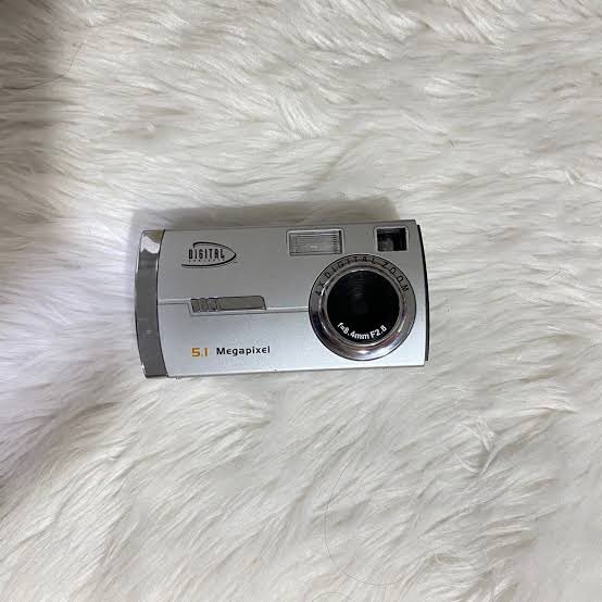 90shaul's tweet photo. wtb lfs ph digital concepts camera! bentahan nyo me di ako maka tulog 🥹 yung gantong model pls (pic from google!) https://t.co/uU97S8zGT3