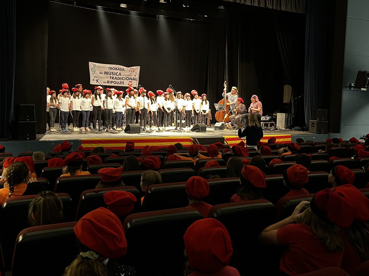 Aj_Ripoll's tweet photo. 🎤 El teatre Comtal acull la trobada de música tradicional dels alumnes  5è de primària dels centres educatius del Ripollès. 

🪕Un any més, el grup de folk ripollès, Els Randellaires els acompanya a l'escenari. https://t.co/siMF0k9dP0
