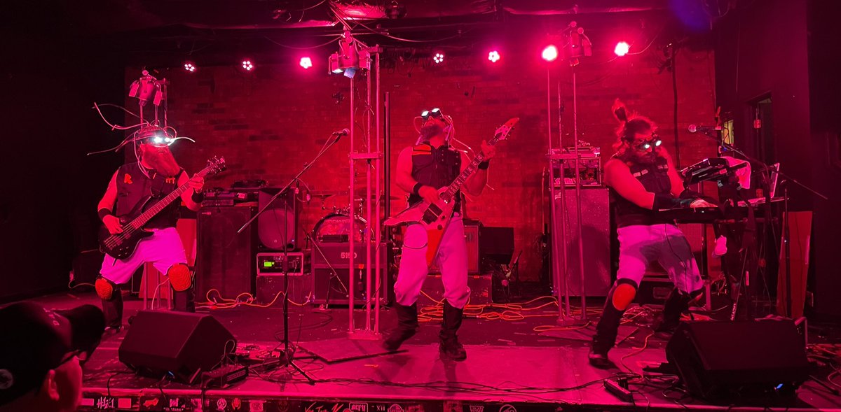 Tahoe_Wolf's tweet photo. Seeing @psychostick, @URIZENonline, @bit_brigade, &amp; @laborxii play at Jake’s last night was a blast 🎶🎸🤘 Here’s a quick 🧵 on the show 1/5 https://t.co/BrMa4hLZEv