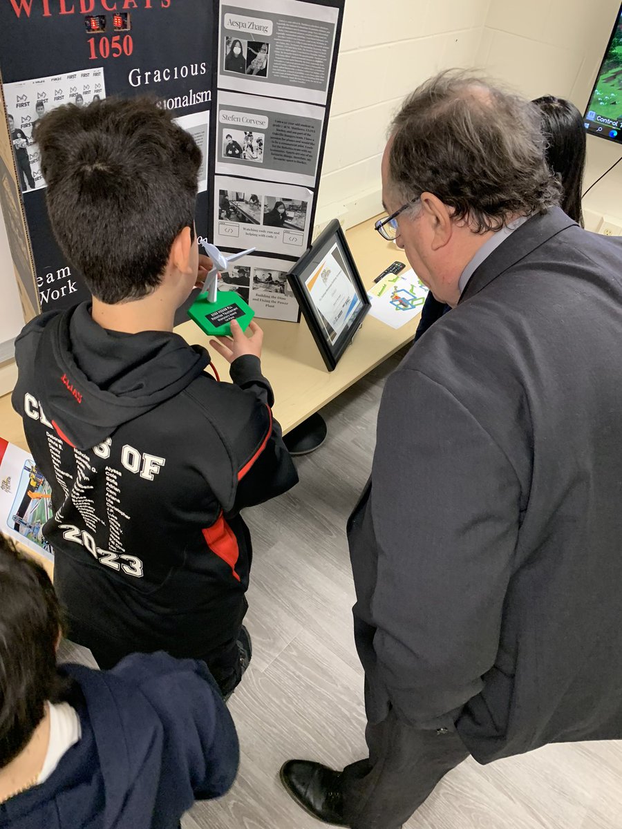 emdelsordo's tweet photo. @HCDSB @stmattoakville @hcdsbsteam Touring with Trustee Saunders at St. Matthew’s and amazed by the students’ articulation of learning! Amazing program! https://t.co/aMCtWkcaGV
