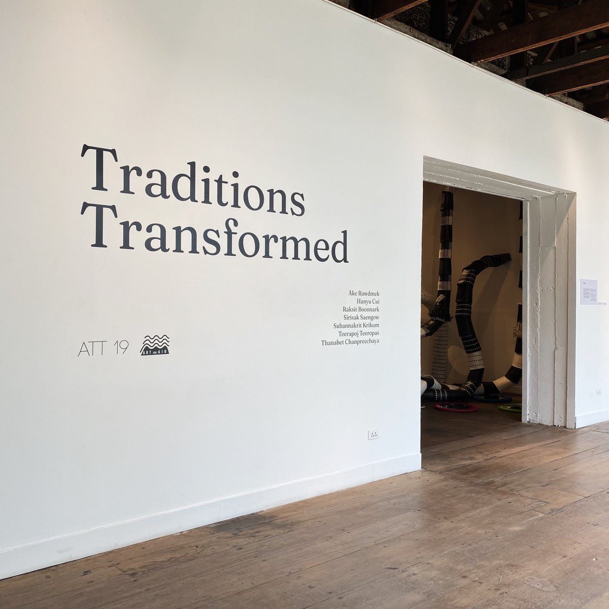 theleisure_lab's tweet photo. Traditions Transformed
at ATT 19 นิทรรศการผลงานจากสองมือ ที่สุดของความดีเทล! สวยมากทุกชิ้นนนน ดีเทลแบบตาแตก ชอบทุกงาน แค่มาเห็นอันที่เป็นประติมากรรมจิ๋วคือแบบตายไปเลย ละเอียดจนแบบบไม่รู้ๆ มาเหอะ #TraditionsTransformed #att19 #artexhibitionbangkok https://t.co/c5WeiwJAIC