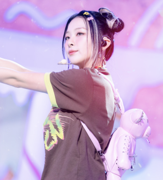 red velvet you will always be the blueprint. first fmr made the classical music trend relevant. now everyone's catching onto this type of styling w the bags/keychains etc.