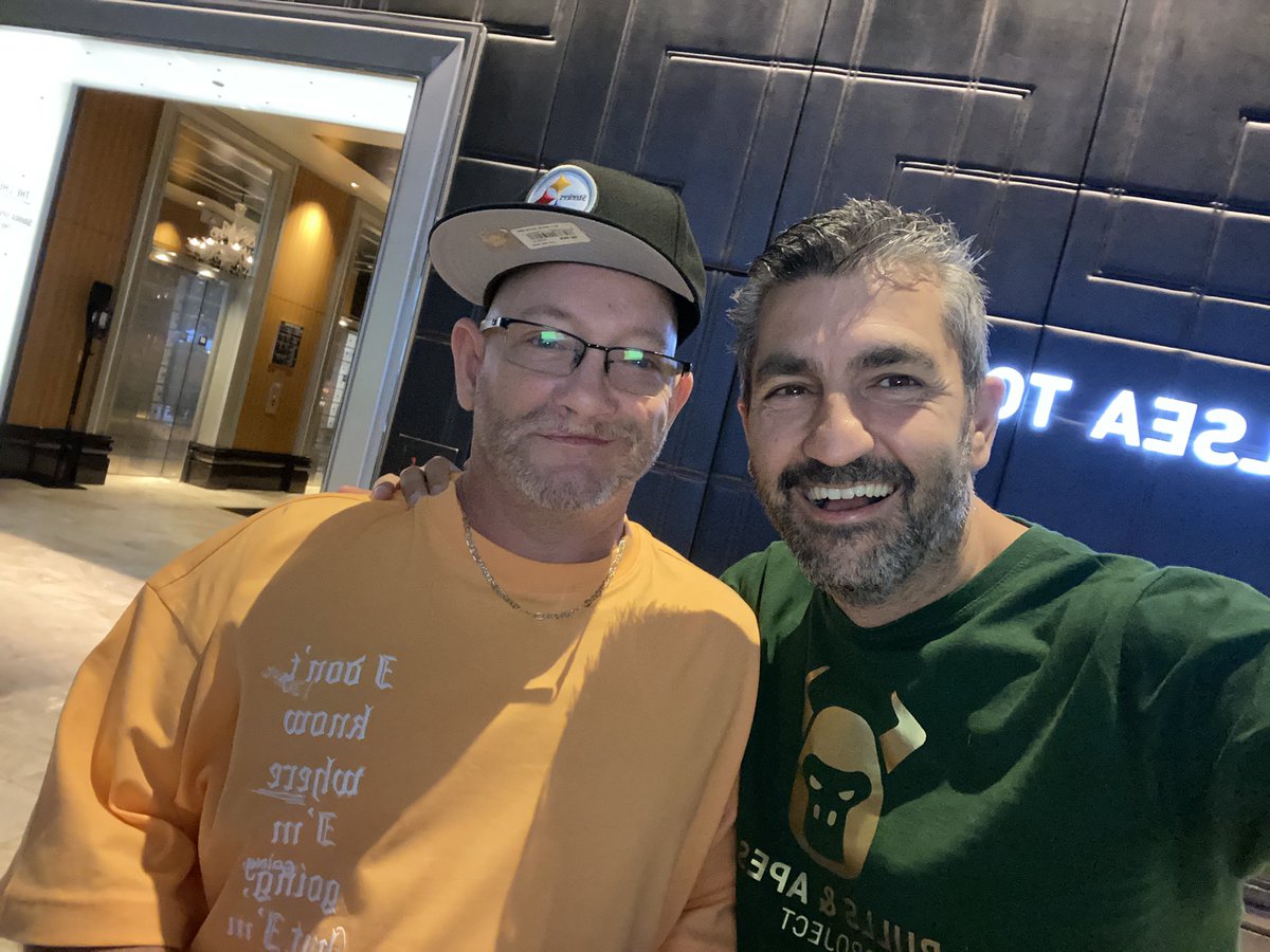 SweetoothDragon's tweet photo. With @IWantYouSP waiting to the #godevent of @BullsApesProj lets go!! https://t.co/ZY7OlRPpvR