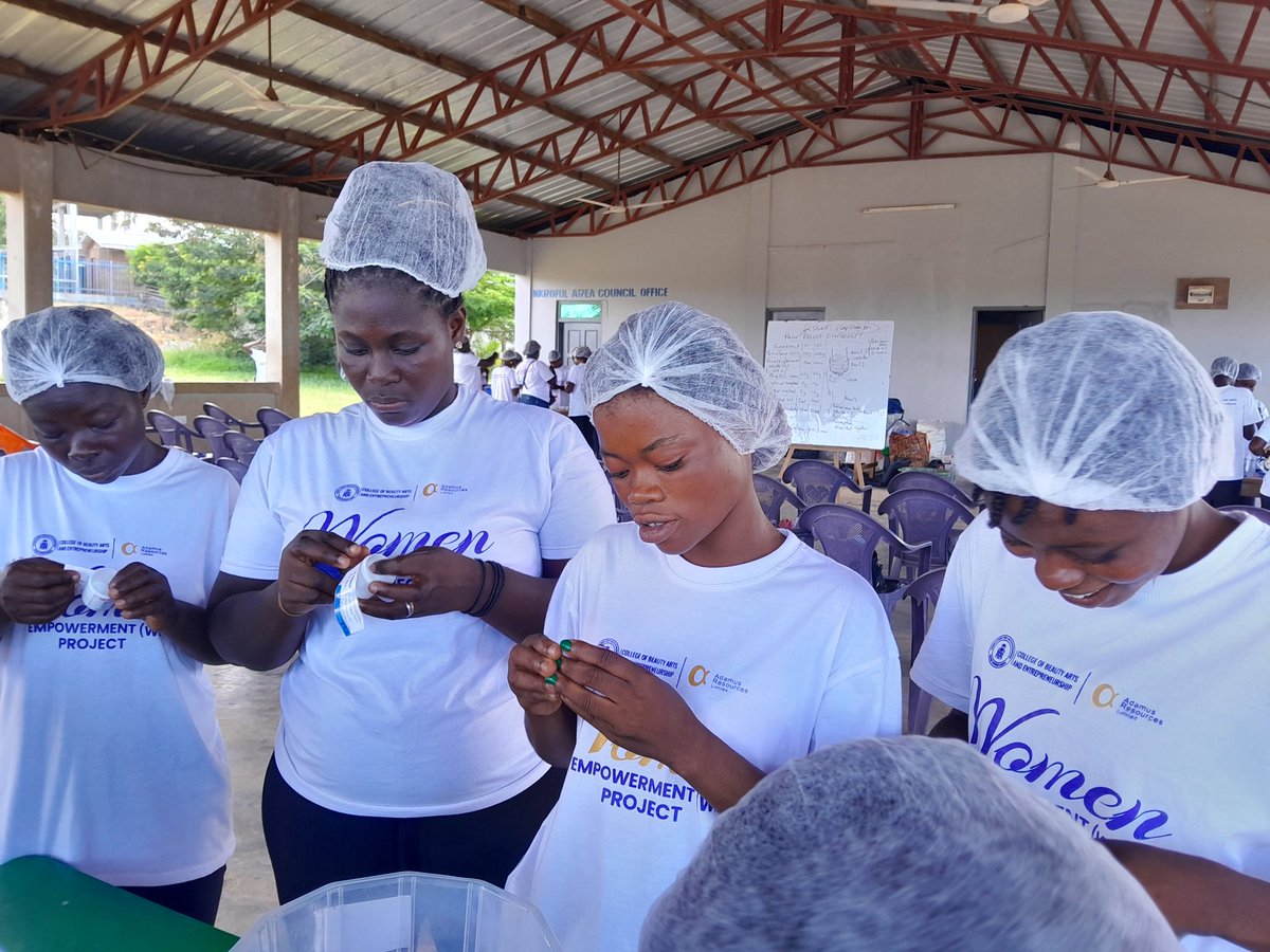 Soap_Training's tweet photo. Week 7 - Day 7- WE Project by @cbae_official and @AdamusMine facilitated by @Justice_KBAnnan on 17/5/23 at Teleku Bokazo (Western region).Trainees learnt how to produce Pain relief Ointment
#womenempowerment
#Telekubokazo
#WEproject 
#Productformulation
#Nzema
#Creatorsghana https://t.co/NgfedgpaXt