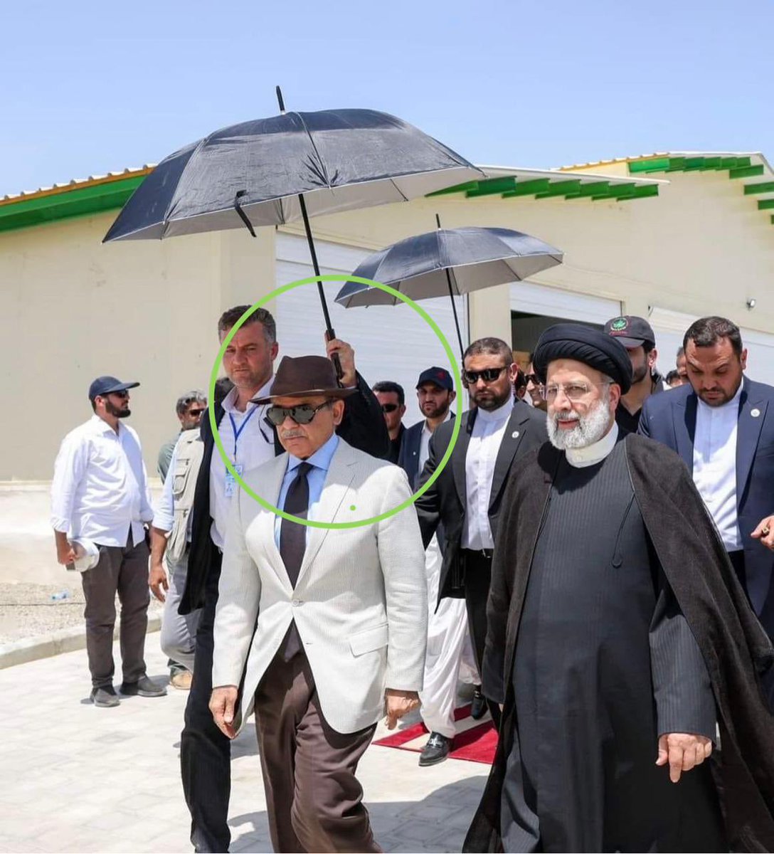 siasatpk's tweet photo. Staff were seen carrying an umbrella for the Pakistani PM, but the Iranian PM had neither staff nor an umbrella https://t.co/X5MLk7gug1