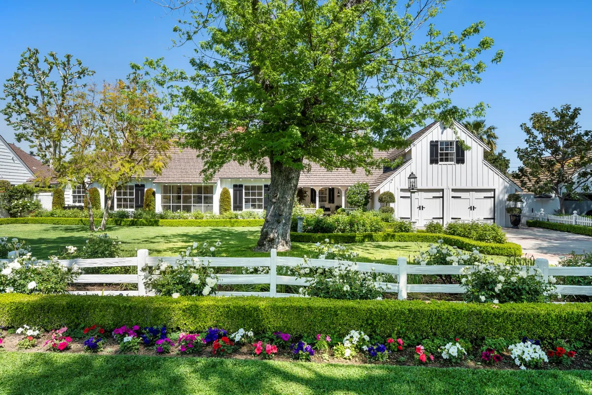 perfectazrealty's tweet photo. sothebysrealty: Extraordinary Property of the Day: An iconic residence in Los Angeles, California, represented by Steven Mullins of Vista Sotheby's International Realty. https://t.co/u2xFMIYkkP

#sothebysrealty #realestate https://t.co/wacjYMgQmD