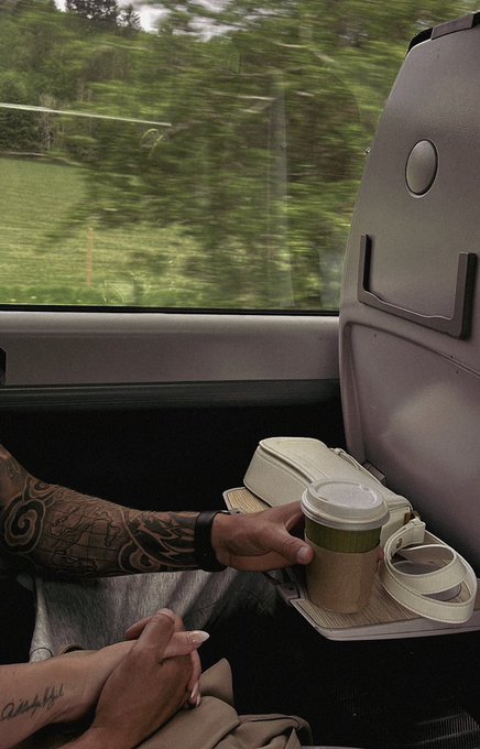 traveling through the UK 🖤🇬🇧 https://t.co/LKeNpN7Lq2