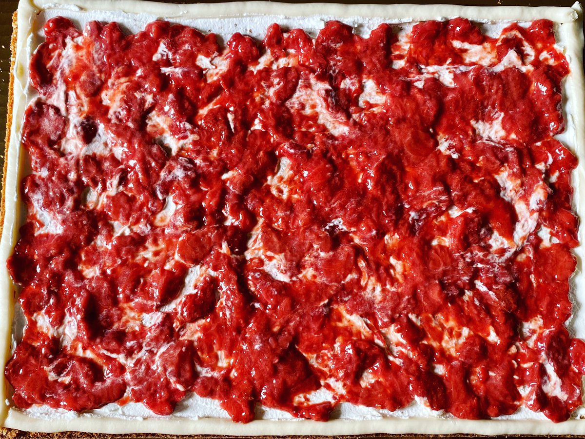 LikealotCakes's tweet photo. Here’s your drool-worthy pic of the day. Strawberries and whipped cream filling. You’re welcome 😉🤤 #LikealotCakes #cakerlife #jesslife #sneakpeek #strawberriesandcream #droolworthy https://t.co/sQPNLijTj6