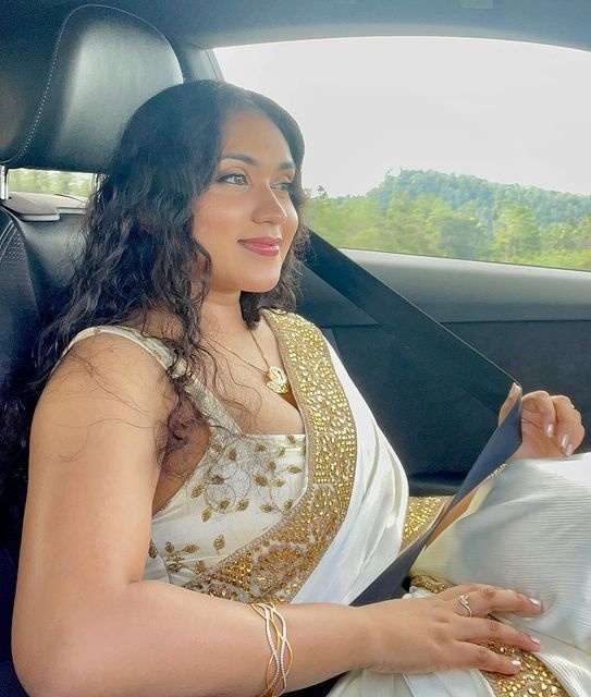 अपने ही शहर में इश्क़ कीजिए,
पेट्रोल महँगा है, बचत कीजिए...