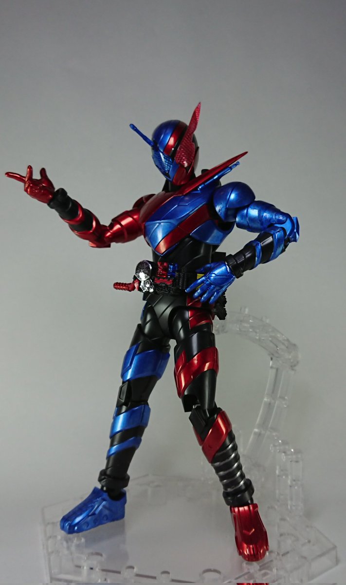 ASKY_GPVS's tweet photo. 勝利の法則は決まった！ #仮面ライダービルド  塗装しました。基本的にロイヤルメタレッドとコスモメタブルーで塗装しただけですがメッキ塗装は正義な気がします。
ちなみに足のバネはシャインシルバー、複眼の裏にはメッキシルバーで塗装してます。
#フィギュアライズスタンダード #ガンダムマーカー https://t.co/7jD9RraFfH